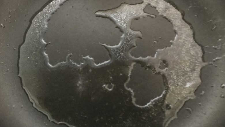 鸡翅换个花样做,时蔬酿鸡翅,小火,平底锅倒入少量油。
