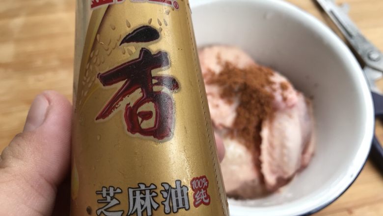 鸡翅换个花样做,时蔬酿鸡翅,再加入芝麻油。