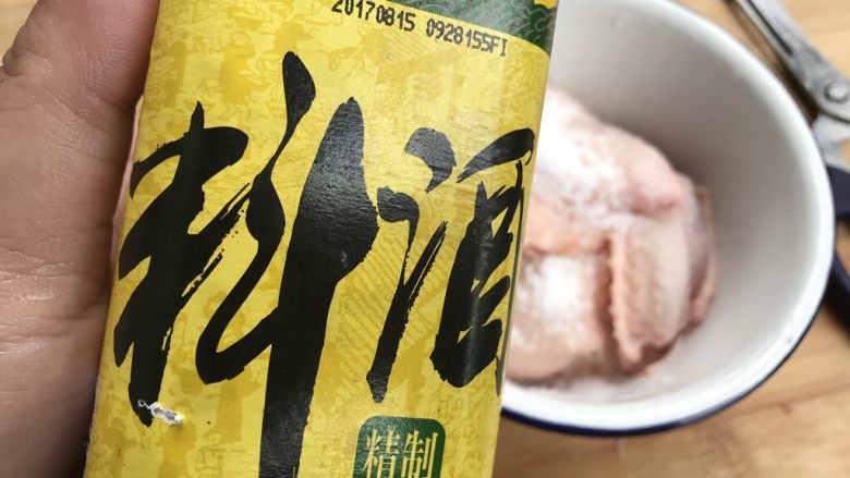 鸡翅换个花样做,时蔬酿鸡翅,<a style='color:red;display:inline-block;' href='/shicai/ 718'>料酒</a>。
