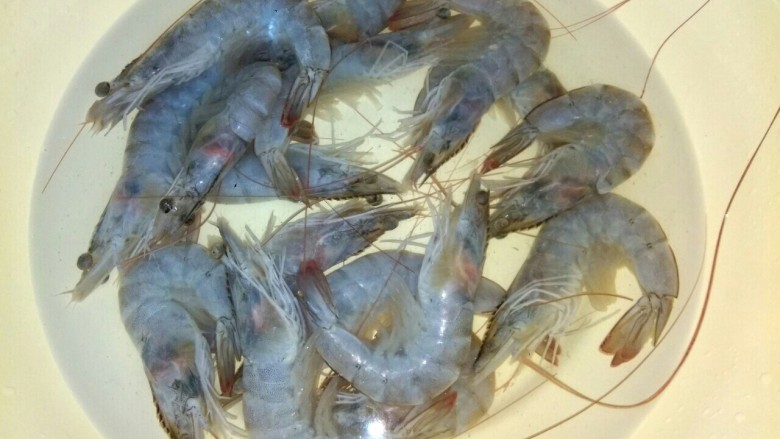 油焖大虾,<a style='color:red;display:inline-block;' href='/shicai/ 296'>大虾</a>放入冷水洗净
