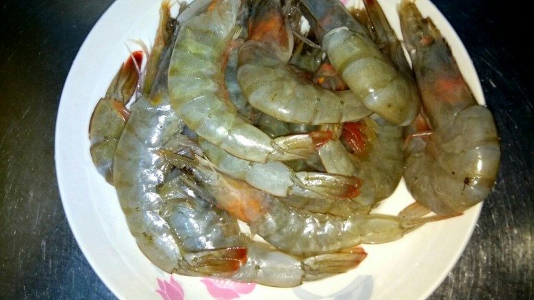 油焖大虾,去掉虾线，剪去虾须
