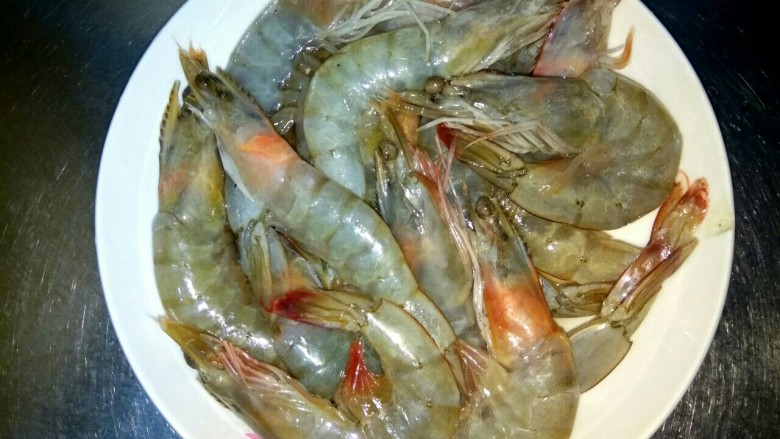 油焖大虾,加入一勺<a style='color:red;display:inline-block;' href='/shicai/ 718'>料酒</a>，抓匀