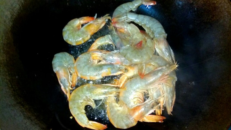 油焖大虾,放入大虾