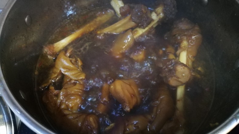 卤羊蹄,水开后,盖上盖子,小火煮2.5个钟至软糯,喜欢烂的口感可增加时间(羊蹄煮好后,可焖在汤汁里)