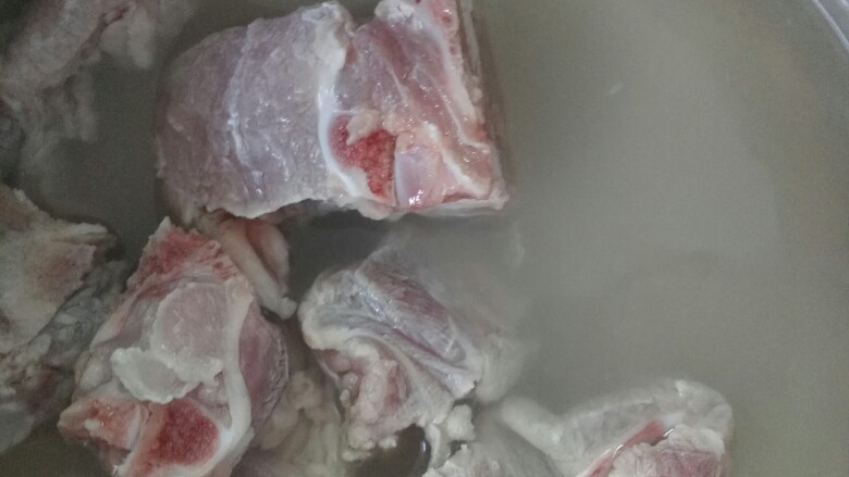 冬瓜薏米排骨汤,用开水烫去排骨的血水去腥,然后再用清水洗一遍