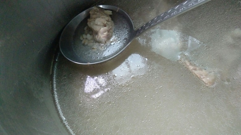冬瓜薏米排骨汤,排骨薏米可以煮好啦~