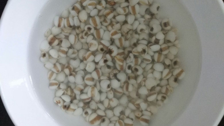 冬瓜薏米排骨汤,补充步骤洗净薏米,泡半个钟