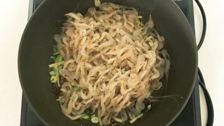 葱香兴凯湖白虾,加入白虾,翻炒均匀