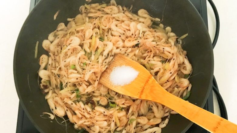 葱香兴凯湖白虾,加入精盐,翻炒1分钟