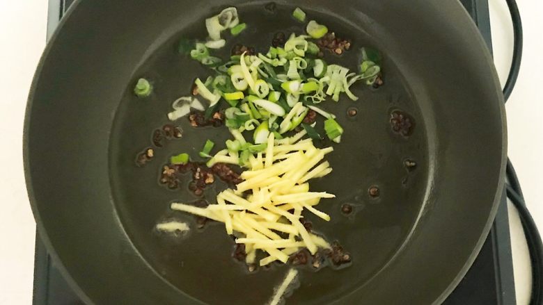 葱香兴凯湖白虾,加入30克葱花,加入姜丝