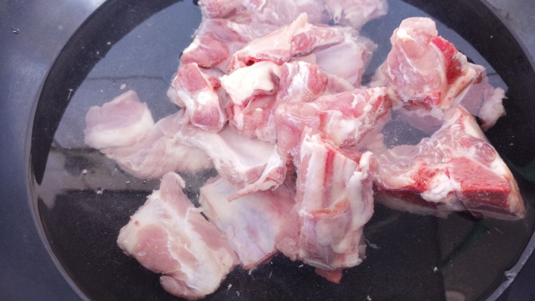 排骨炖豆角,把排骨放进去焯水