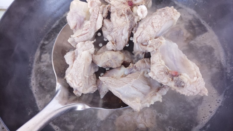 排骨炖豆角,捞出来