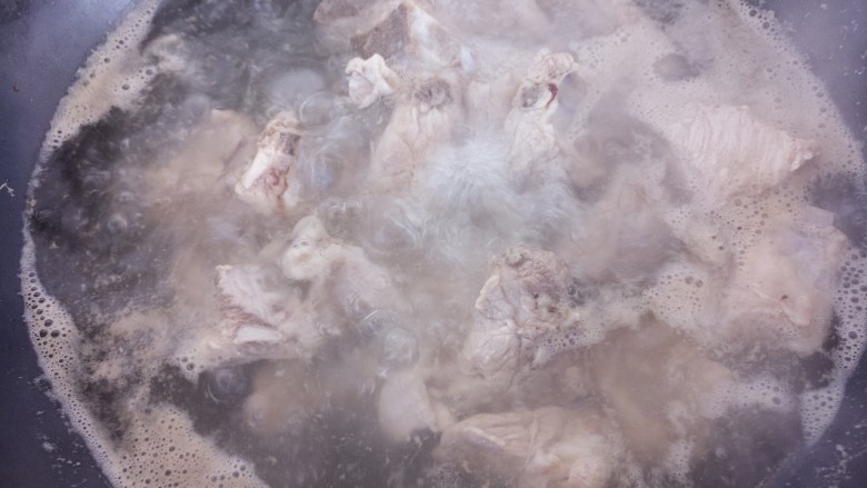 排骨炖豆角,排骨煮至变色即可