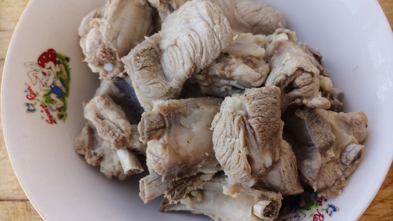 排骨炖豆角,沥干水分