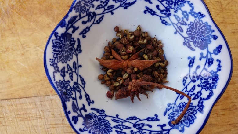 排骨炖豆角,准备<a style='color:red;display:inline-block;' href='/shicai/ 700'>花椒</a>和<a style='color:red;display:inline-block;' href='/shicai/ 695'>八角</a>