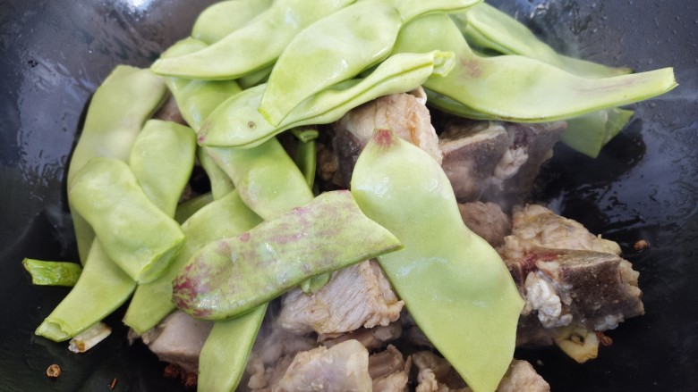 排骨炖豆角,加入豆角炒