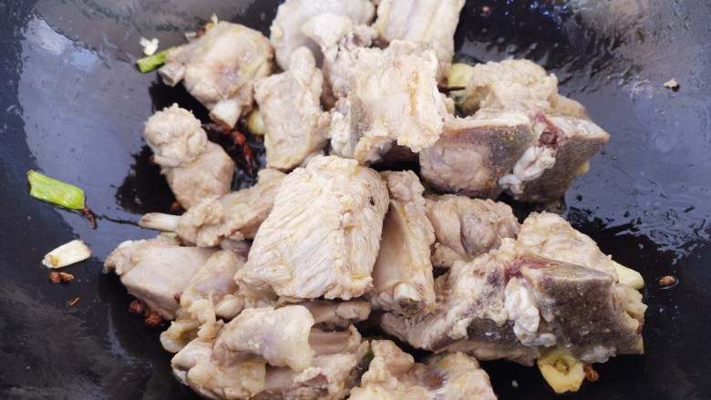 排骨炖豆角,翻炒一分钟