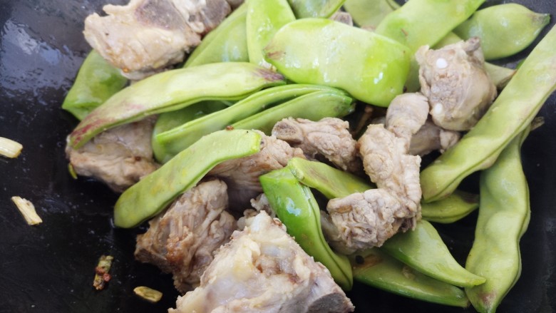 排骨炖豆角,翻炒一分钟