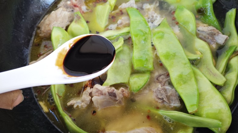 排骨炖豆角,加入两勺<a style='color:red;display:inline-block;' href='/shicai/ 762'>老抽</a>