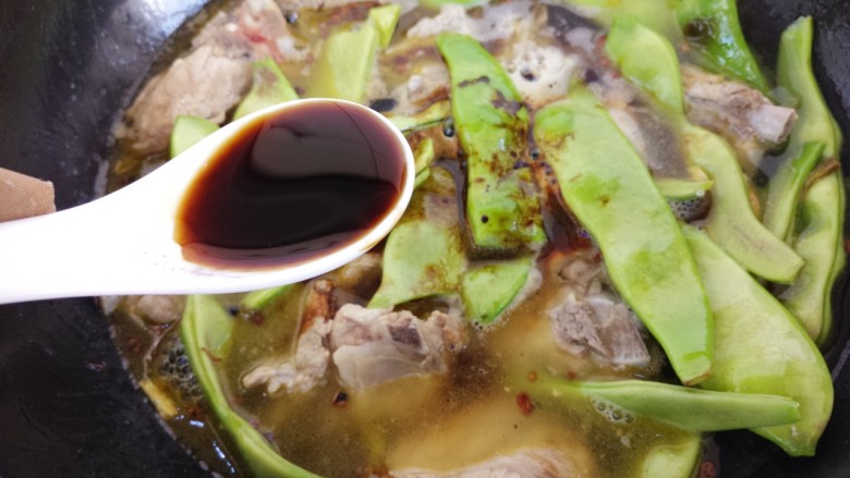 排骨炖豆角,两勺<a style='color:red;display:inline-block;' href='/shicai/ 788'>生抽</a>