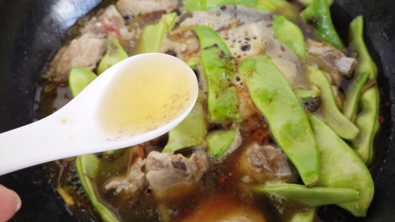 排骨炖豆角,一勺<a style='color:red;display:inline-block;' href='/shicai/ 718'>料酒</a>