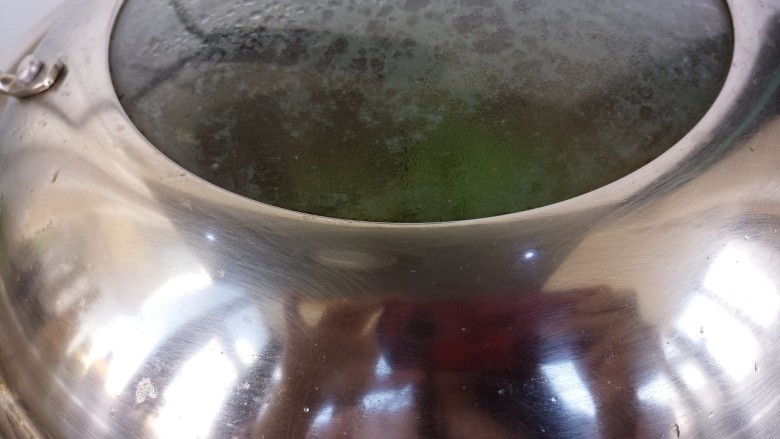 排骨炖豆角,然后盖盖子，小火炖，炖20分钟左右