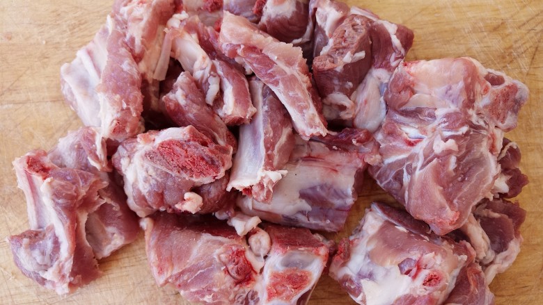 排骨炖豆角,先准备好<a style='color:red;display:inline-block;' href='/shicai/ 434'>排骨</a>