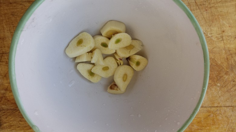 排骨炖豆角,切点蒜片