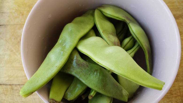 排骨炖豆角,然后把<a style='color:red;display:inline-block;' href='/shicai/ 3639'>豆角</a>洗干净