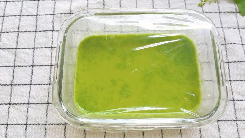 菠菜蛋羹,再过滤一次,倒入碗中,盖上保鲜膜,用牙签扎几个小洞