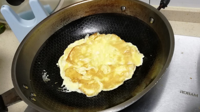 健肾佳肴: 韭菜炒蛋,一面金黄,翻面