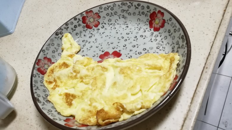 健肾佳肴: 韭菜炒蛋,两面煎好,铲盘子里,放到一边
