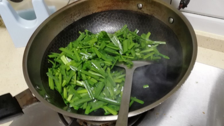 健肾佳肴: 韭菜炒蛋,放油,烧热,韭菜入锅