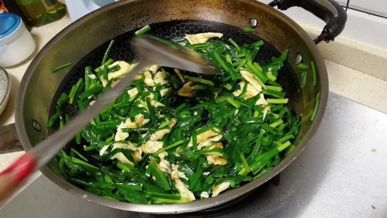 健肾佳肴: 韭菜炒蛋,鸡蛋捣碎,翻炒