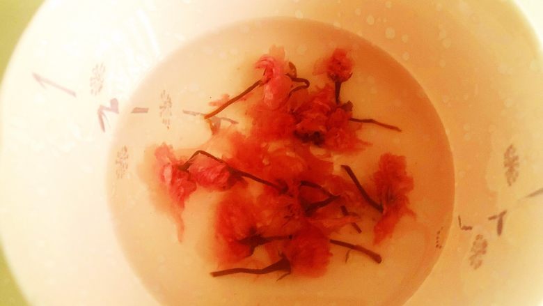 樱花果冻,把食用盐渍樱花浸泡2小时,把樱花上的盐渍彻底浸泡掉,把花瓣泡开
