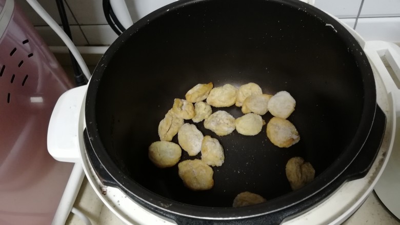 雪菜鱼饼,<a style='color:red;display:inline-block;' href='/shicai/ 7075'>鱼饼</a>入锅
