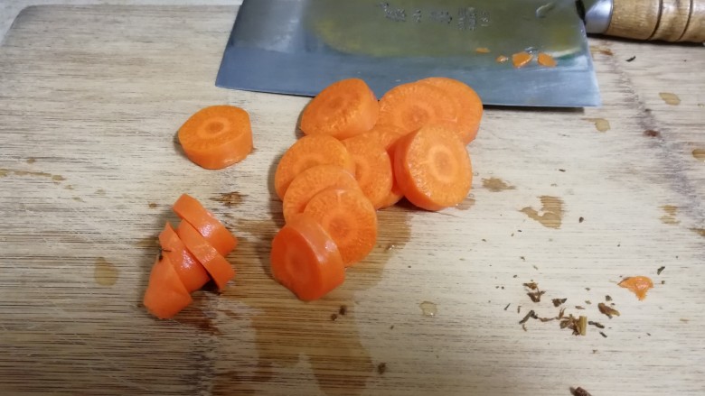 雪菜鱼饼,胡萝卜切厚片