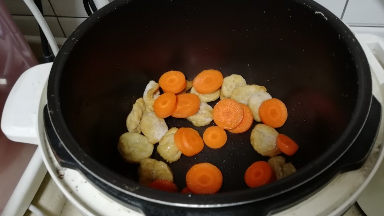 雪菜鱼饼,入锅