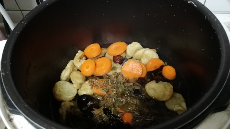 雪菜鱼饼,泡发好的黑木耳倒入锅