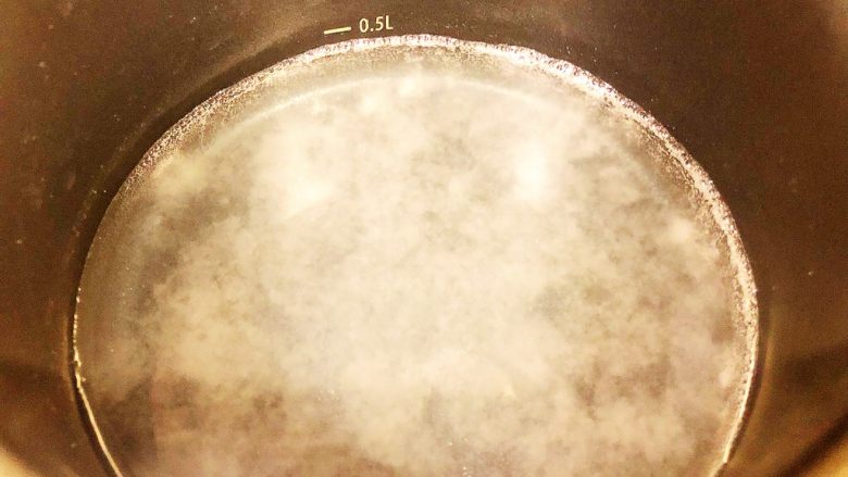 樱花果冻,将白凉粉和细砂糖混合物放入沸水中,煮沸