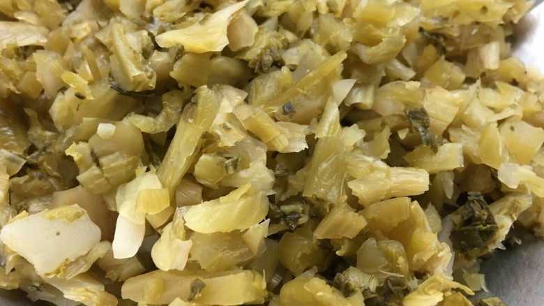 咸菜小银鱼,咸菜切末,这是提前浸泡好的,因为比较咸