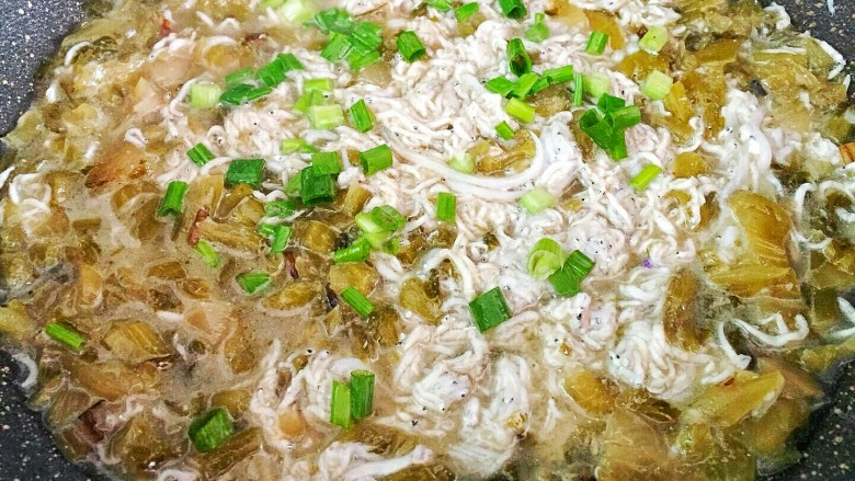 咸菜小银鱼,银鱼容易熟,加点<a style='color:red;display:inline-block;' href='/shicai/ 718'>料酒</a>去腥,抖动均匀即可加葱花出锅