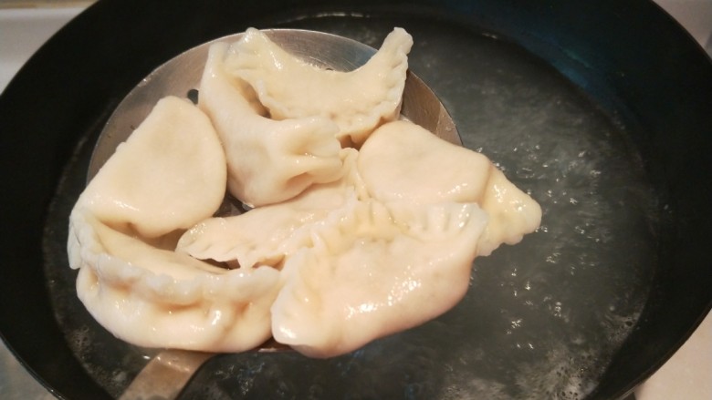 鸡蛋韭菜饺子,开锅放一碗冷水,在开锅就可以捞出来了。