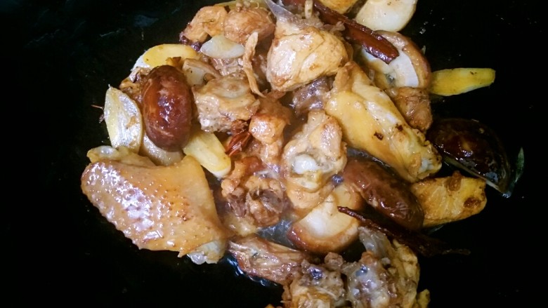 学会这几招,在家也能炒出馆子味,香菇下入锅肉翻炒几下之后,可以把火力转的稍小一些,让各种食材的味道相互融合一下。