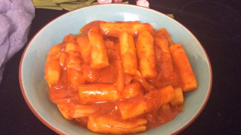 辣白菜炒年糕,辣白菜垫底,摆上年糕,浇上汤汁,开吃了