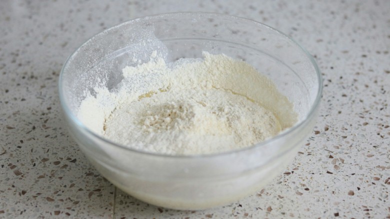 小米红枣戚风蛋糕,筛入小米蛋糕粉