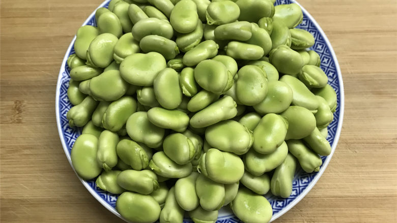 清炒蚕豆,把蚕豆剥去外壳,用水冲洗干净后沥干水分。