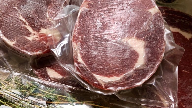 家庭版煎牛排,购买相应的牛肉部位(西冷,肉眼之类的都行,看自己喜好,厚度在1.5至2.5cm比较合适),出冰箱后解冻后室温放置60分钟