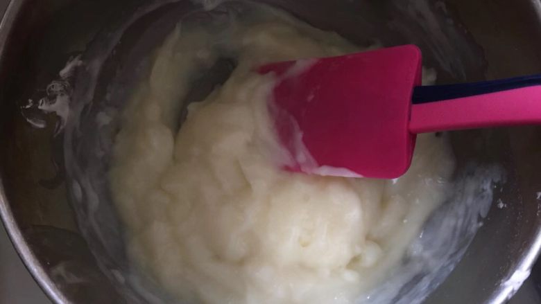 脆炸鲜牛奶,煮至还可以流动的浓稠糊状即可,放凉