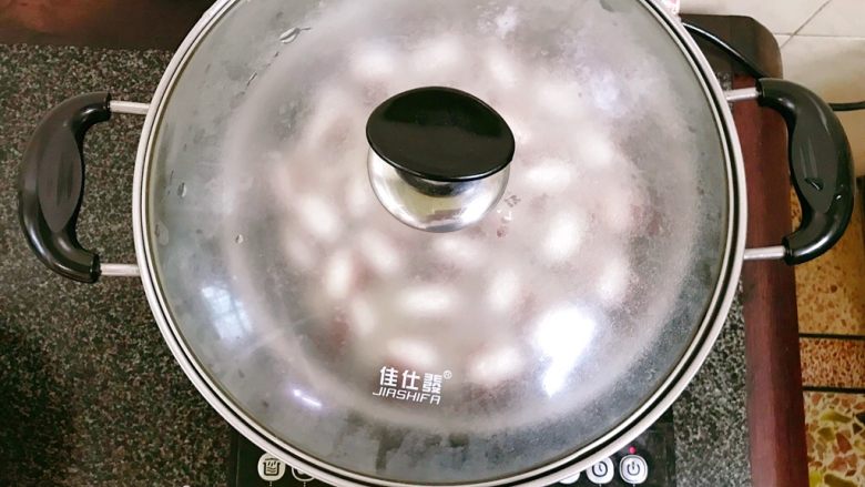 桂花糯米枣,盖上锅盖,大火蒸8分钟。